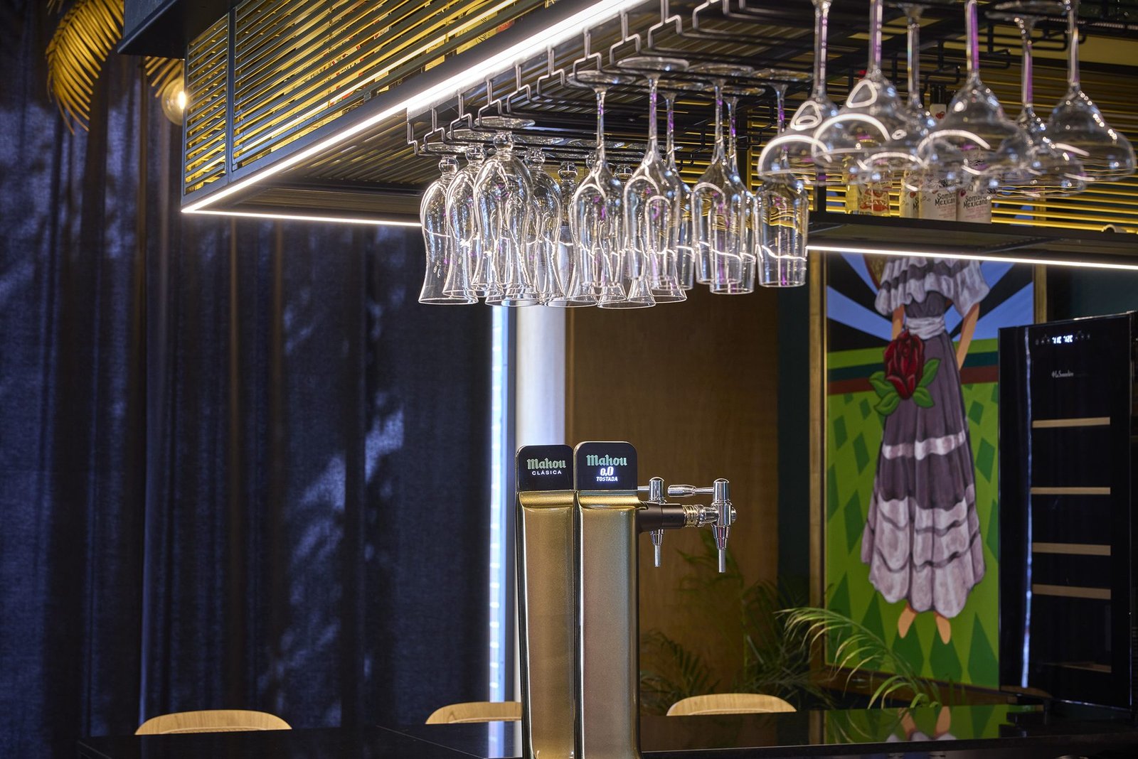 Copas colgadas sobre la barra iluminada